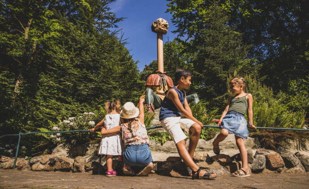 De zes Dienaren - Kinderen kijken naar Langnek