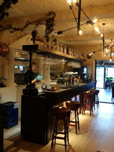 Mykonos-restaurant-binnen-bar-2-370x493