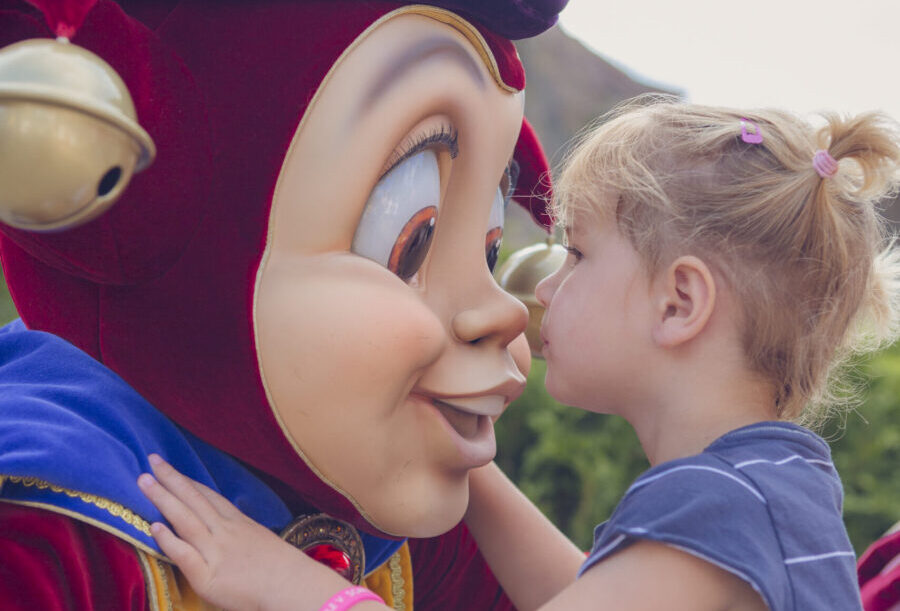 Pardoes de Tovernar - Krijgt een kus van een meisje