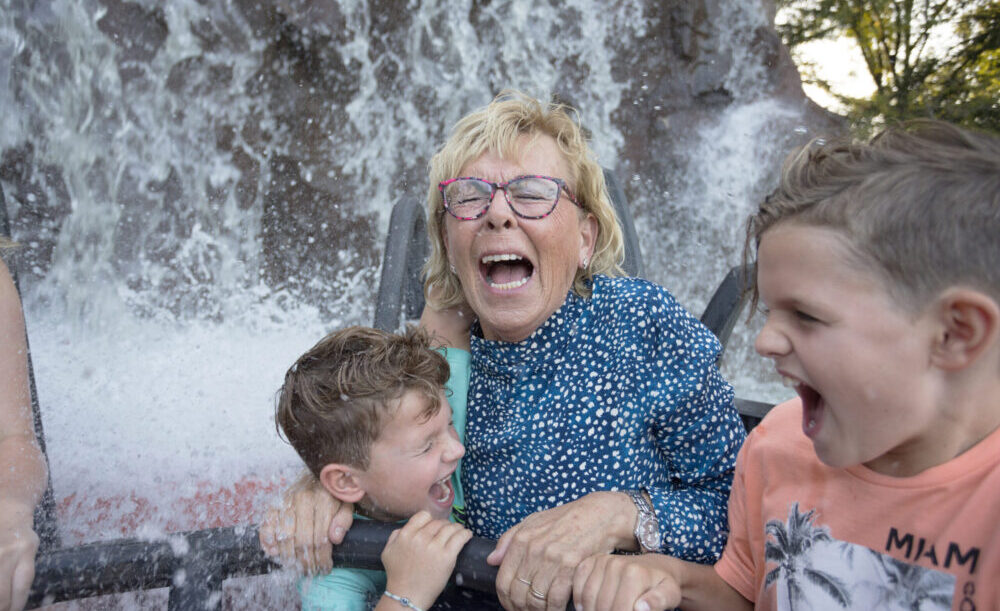 Piraña - Oma en kinderen worden nat door de waterval