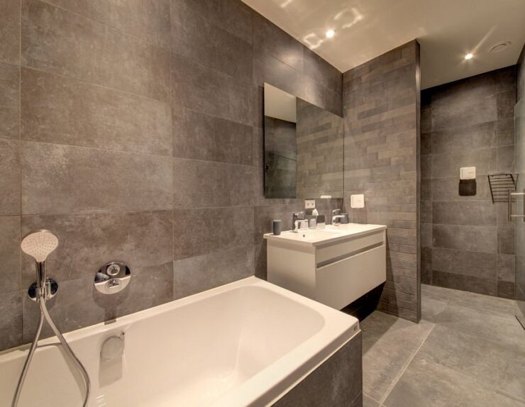 bathroom-deluxe-familyroom
